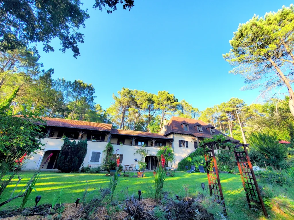 facade hotel pisicne relais cote jor st leon vezere (1)