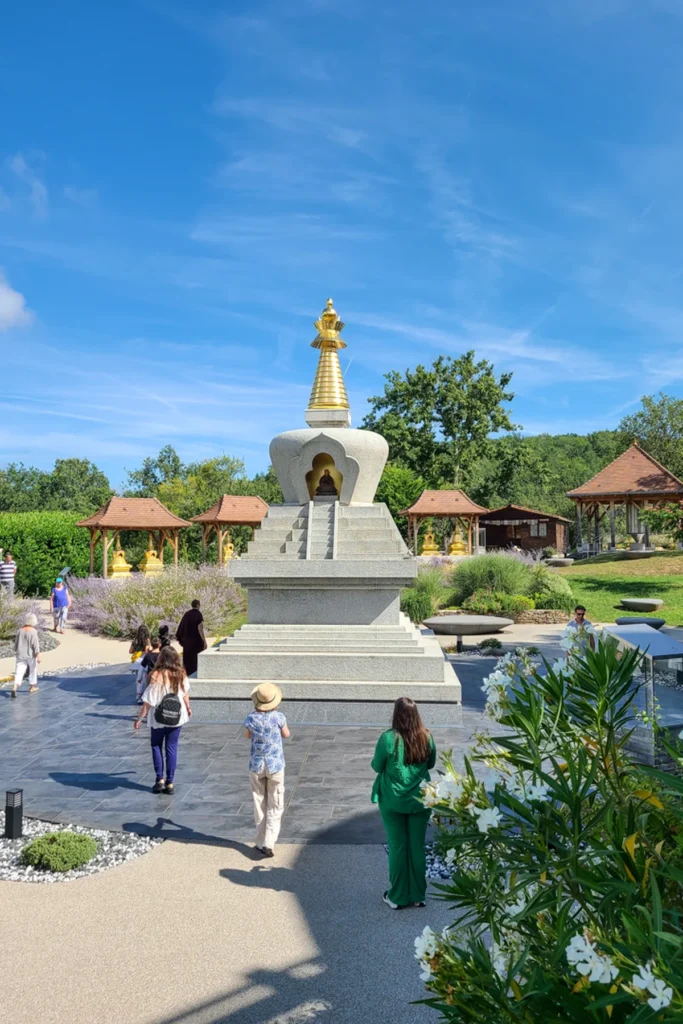 stupa dhagpo kagyu ling dordogne